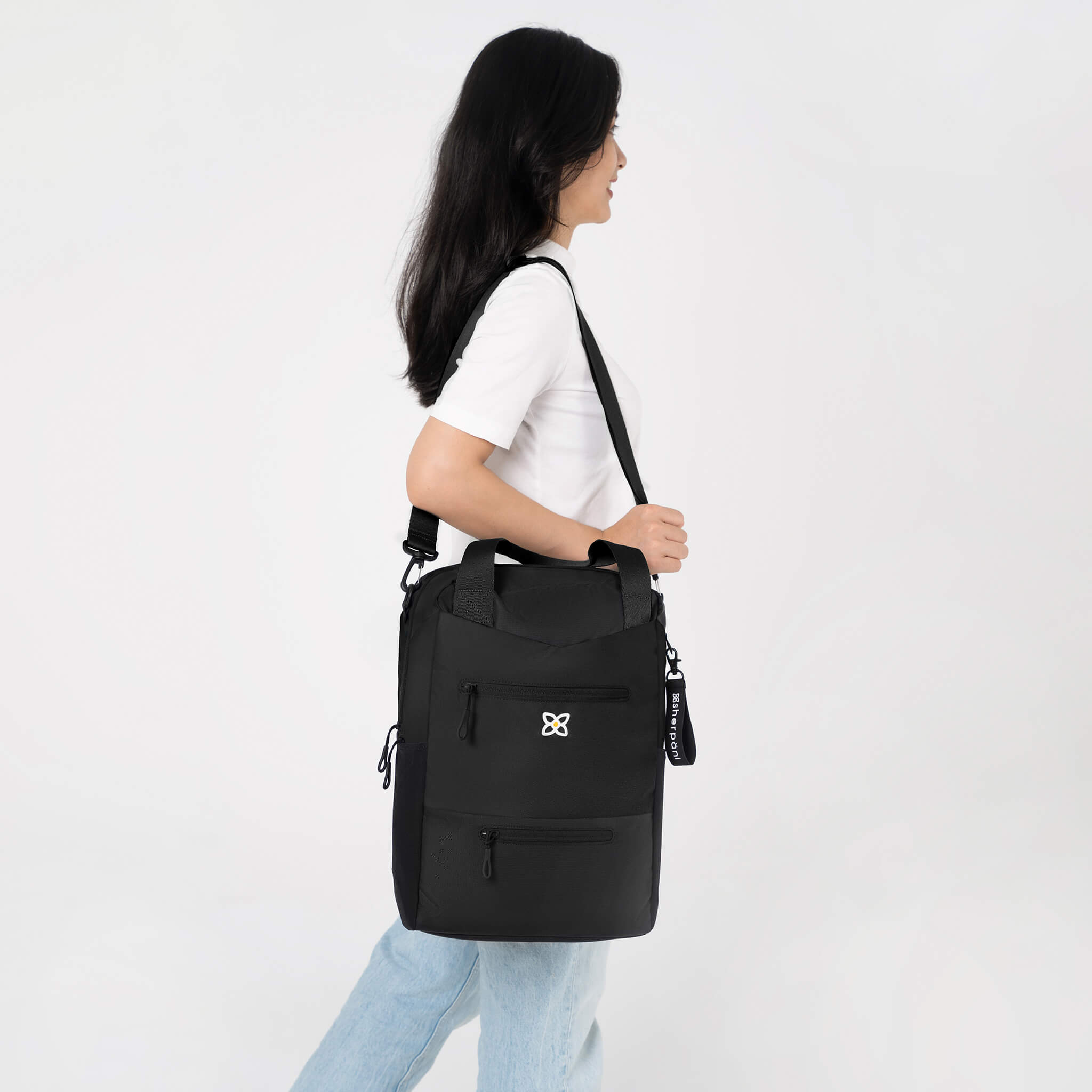 A model using the detachable strap to carry the Camden as a large shoulder bag. 