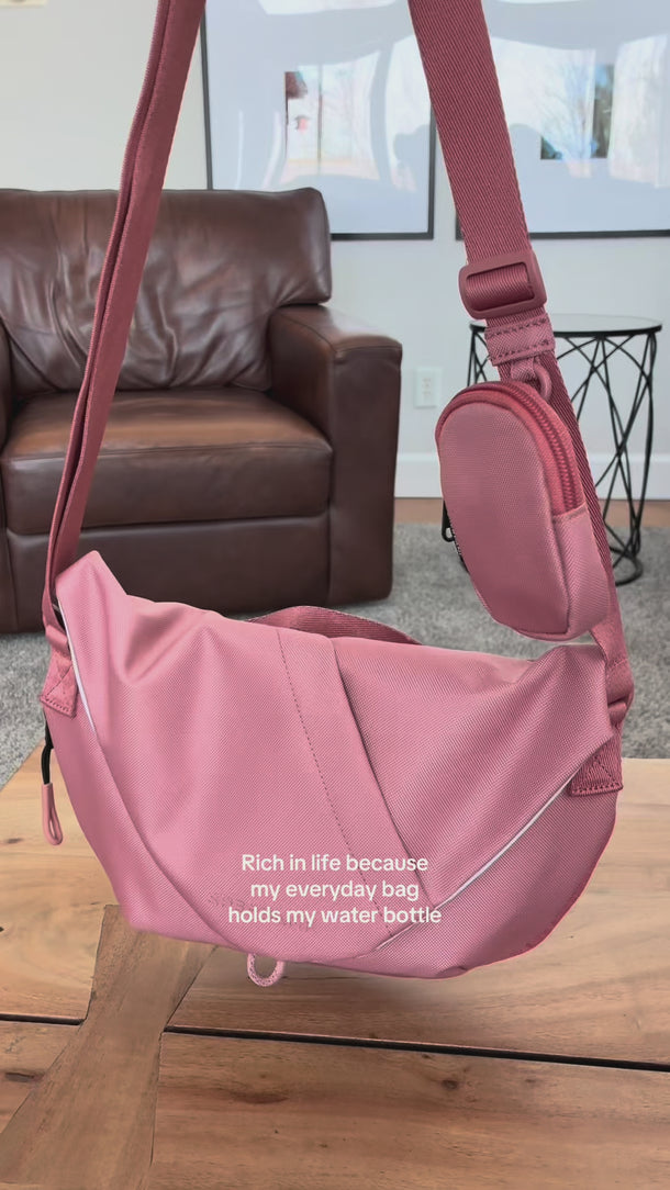 A bag that holds your water bottle>> #everydaybag #waterbottleholder #crossbodybag #richinlife #waterbottle 